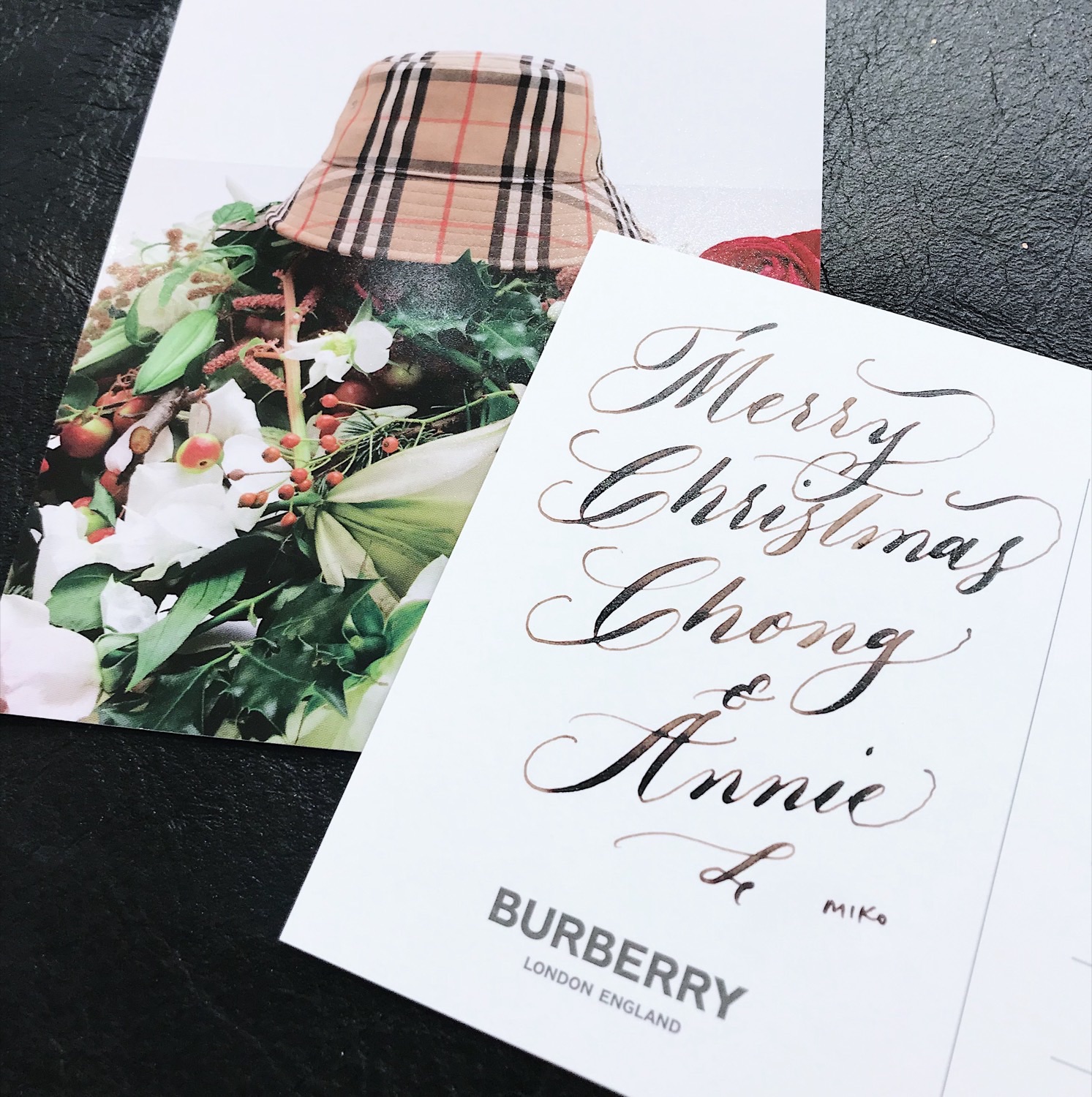 Burberry 聖誕卡上以花體字手寫 Merry Christmas 及收件人姓名