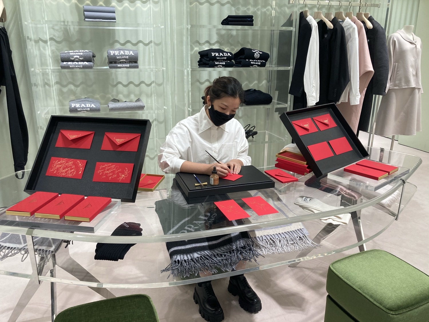 Miko 於 Prada 門市內為紅色利是封現場書寫金色字體