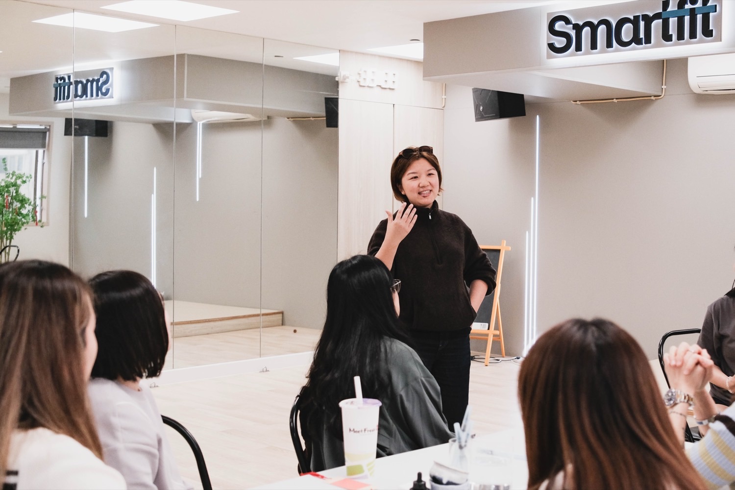 Miko 在 Smartfit 場地向學員介紹課程內容