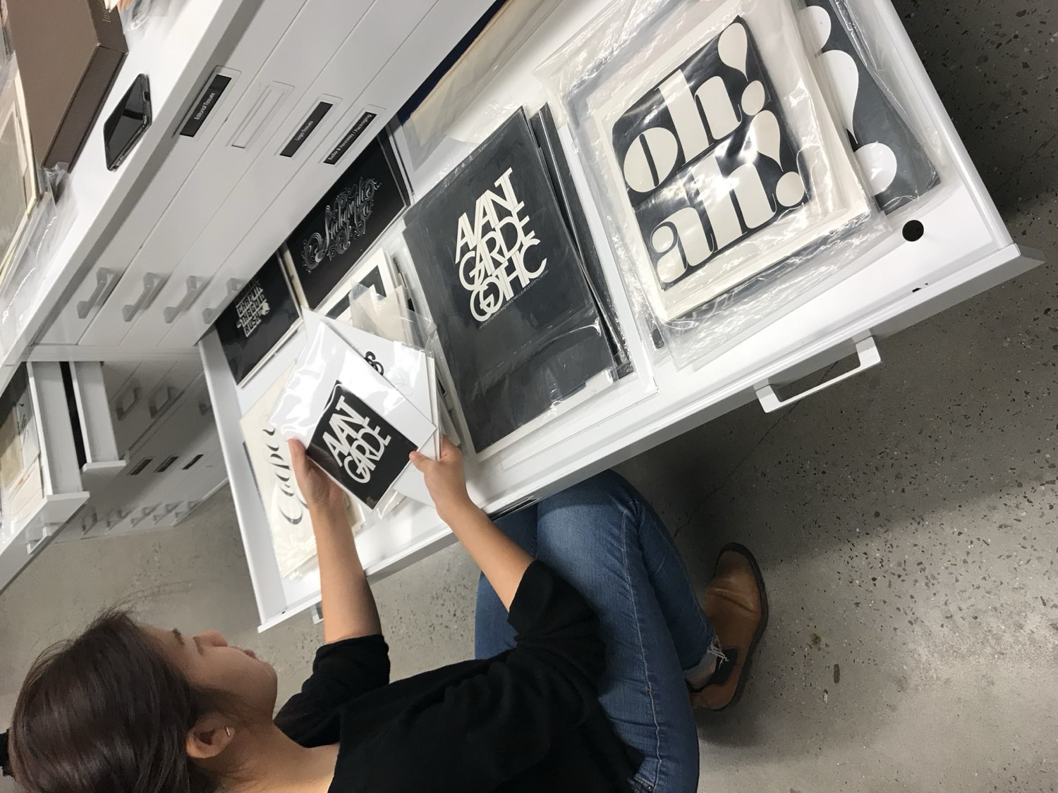Miko 在 Cooper Union 字體樣本檔案室翻閱字體印刷樣本
