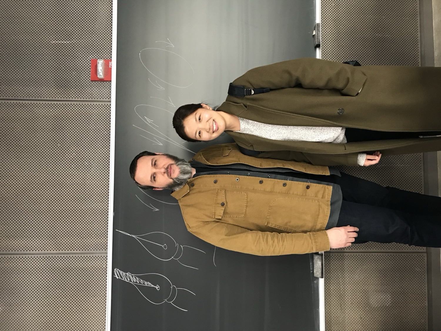 Miko 與導師 Ken Barber 於課室黑板前合照