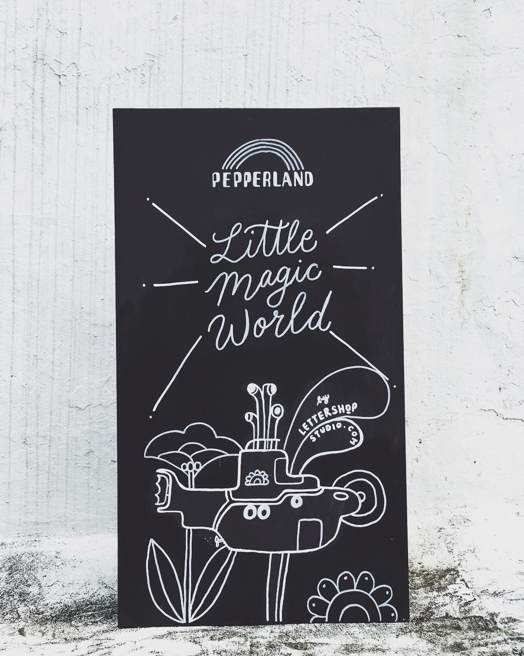 Pepperland「Little Magic World」黑板手繪招牌，繪有潛水艇與花草
