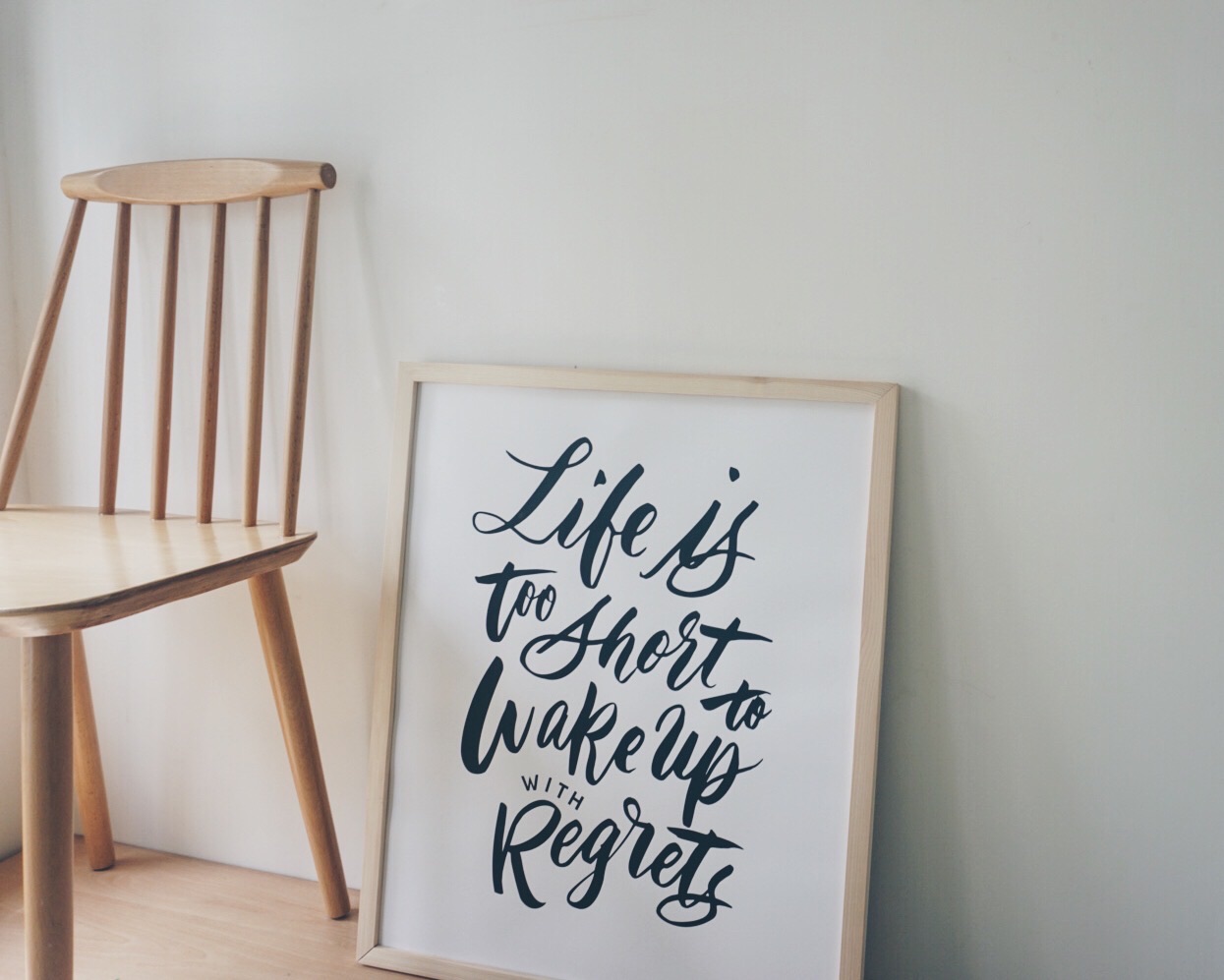 木框海報，寫著 Life is Too Short to Wake Up with Regrets